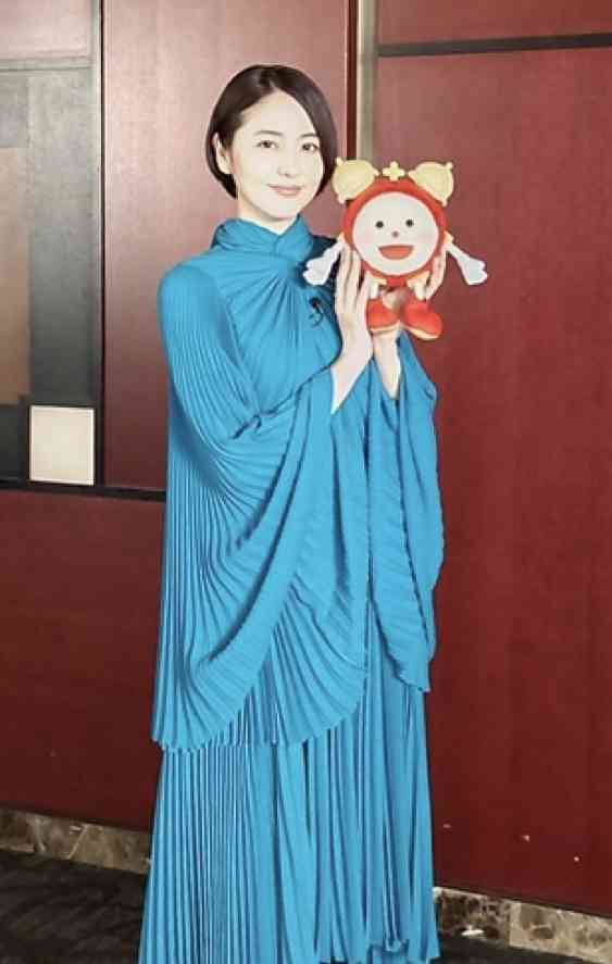 長澤まさみ「ウルトラ風真っ赤なブーツ」で放った圧倒的オーラ！