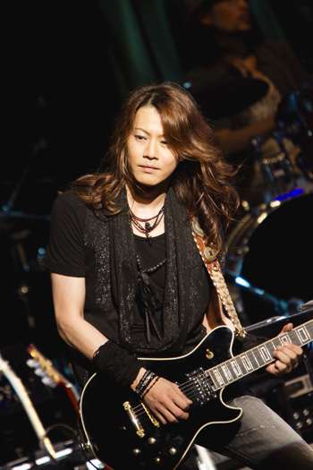 ラクリマ・クリスティーのギタリストKOJIさん死去、49歳　食道がん