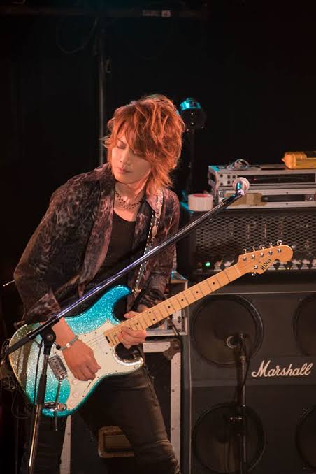 ラクリマ・クリスティーのギタリストKOJIさん死去、49歳　食道がん