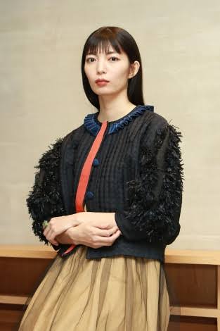 仲村トオル＆鷲尾いさ子の長女・美緒、ブラック統一コーデで全身ショット披露