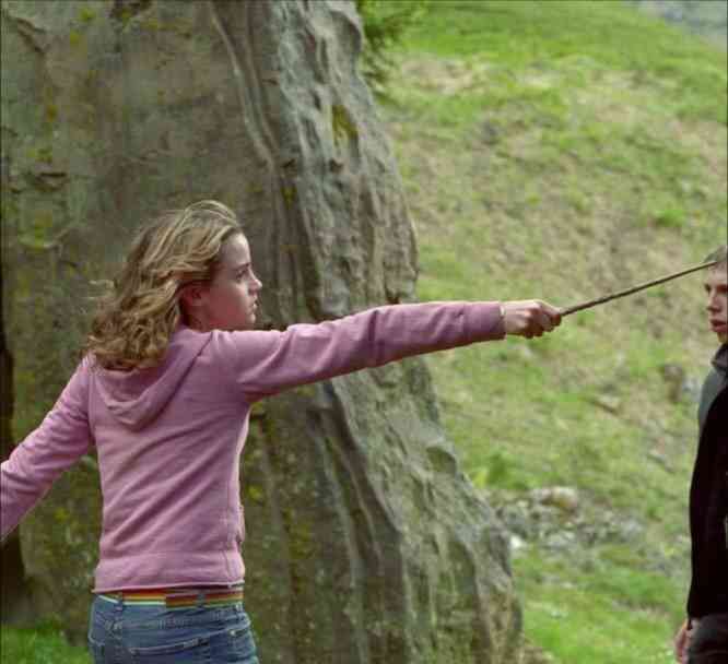 女子高生に注射器で液体かける…准看護師「女の子が困る顔を見て、ストレス発散」