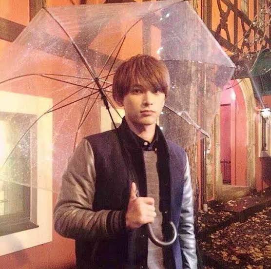 乳児抱えて雨宿り中に「傘どうぞ」走り去った男性へ感謝を呟いたら...善意がつないだ「奇跡の出会い」