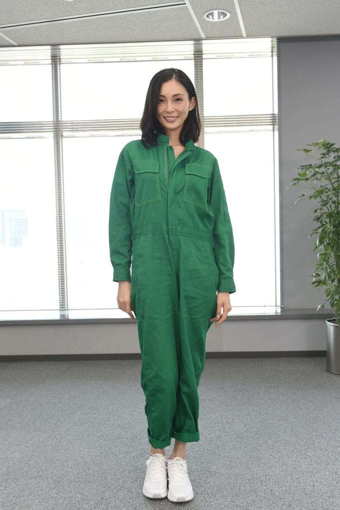 冨永愛が作業着を着た!オーラ出まくり「何着てもモデル 一流ってこういうこと」