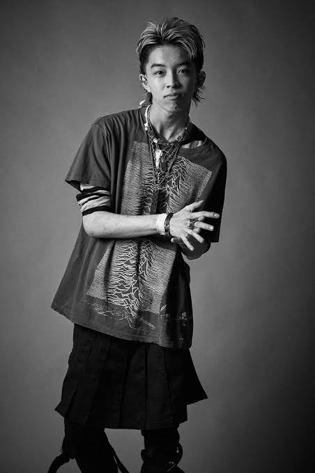 土屋アンナの17歳長男が「イケメンに成長」 顔出しに反響「大きくなりましたね!」