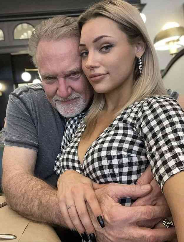 マッチングアプリで出会った63歳男性と交際中の23歳女性　「お金目当て？」の声に反論（米）