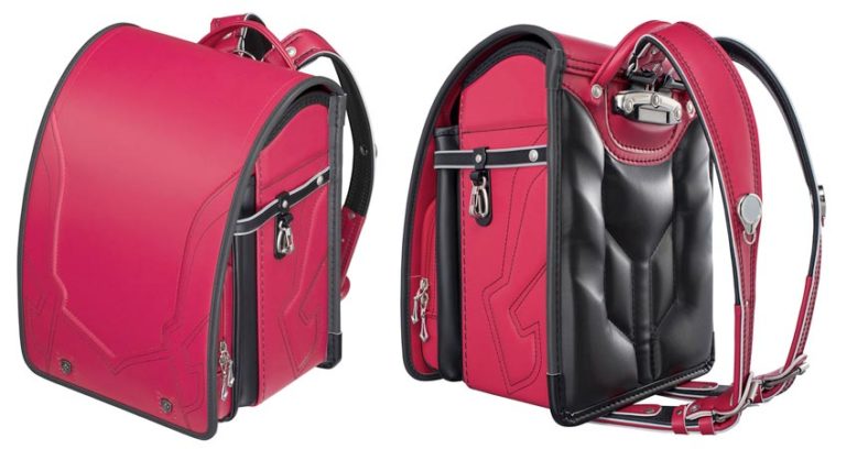 男の子が赤いランドセル