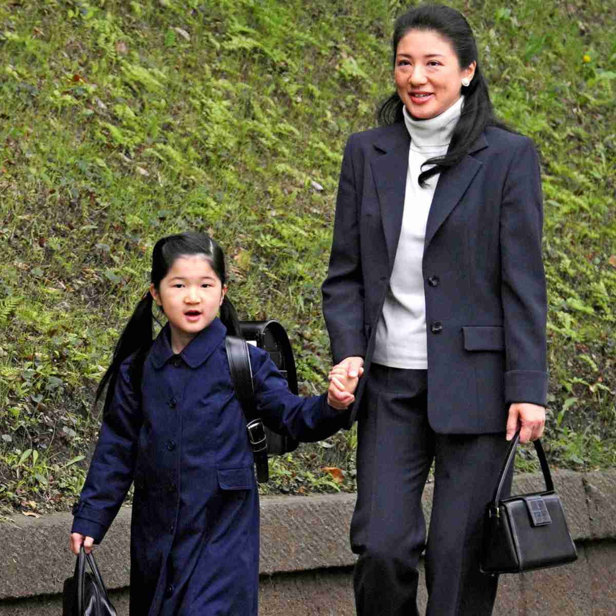 男の子が赤いランドセル