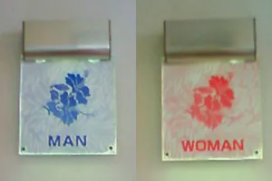 「どっちかわからん」「色覚異常の人だと識別できないのでは」　オシャレ特化トイレの性別表記ツイートに「怖い」の声多数