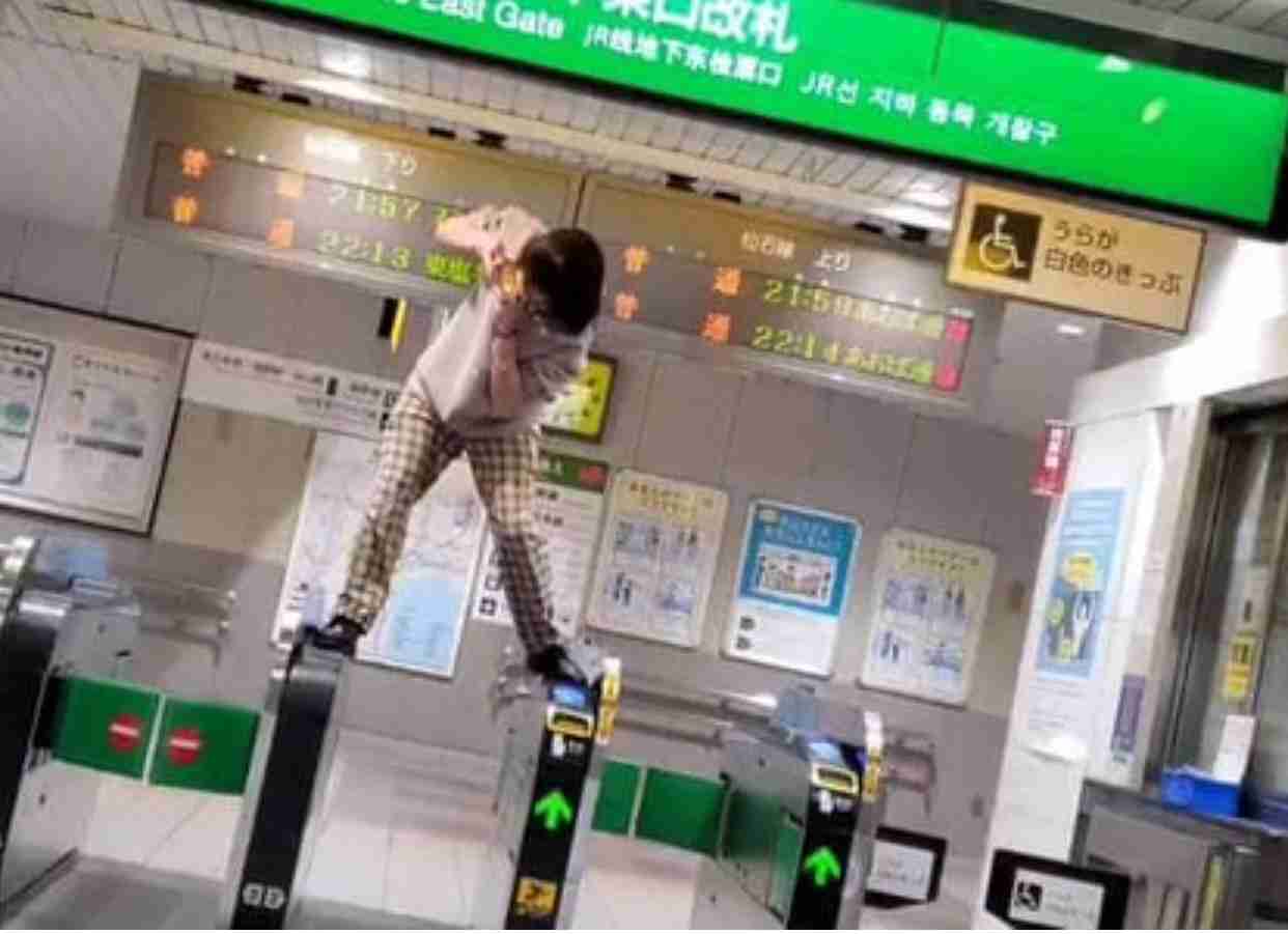 改札機に土足で乗り...飛び降りて笑い声　迷惑行為の動画拡散、JR東も確認「お止めいただきたい」