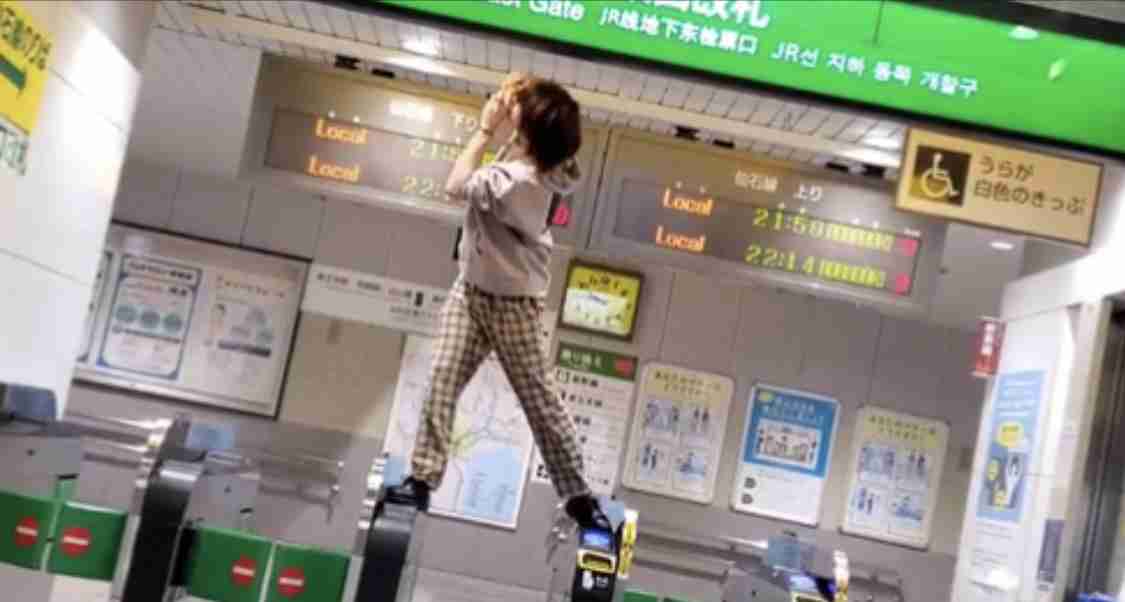 改札機に土足で乗り...飛び降りて笑い声　迷惑行為の動画拡散、JR東も確認「お止めいただきたい」