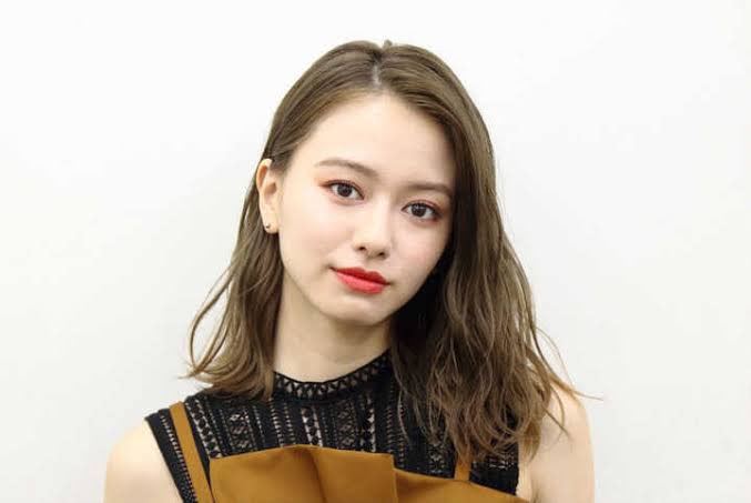 山本舞香 Tシャツまくり超美くびれ披露「腹筋どうなってる」「その腹筋に憧れる」と反響