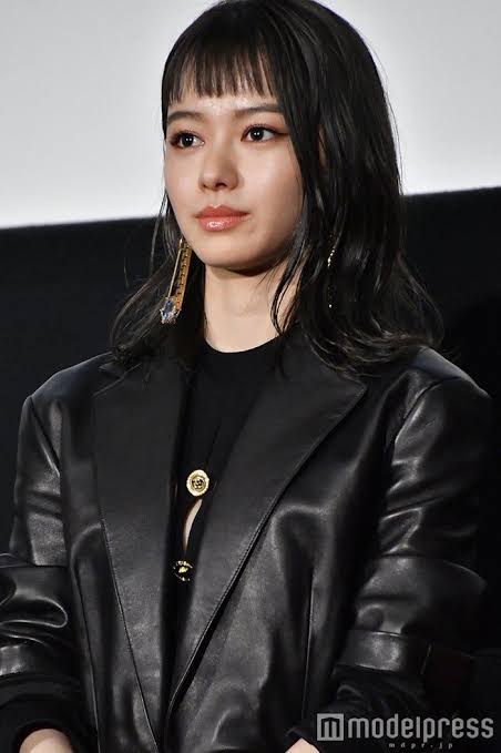 山本舞香 Tシャツまくり超美くびれ披露「腹筋どうなってる」「その腹筋に憧れる」と反響