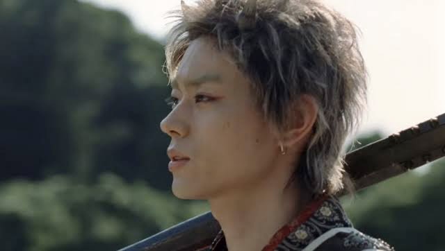 菅田将暉が魅惑的なキラキラポップスターに Vaundy撮影「惑う糸」ビジュアル公開
