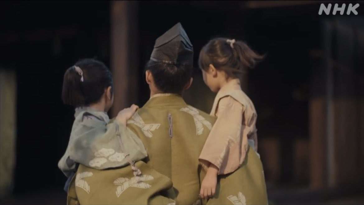 小栗旬“ちょんまげ”姿で子供と競走!大河オフに目撃された「礼儀正しき公園パパぶり」