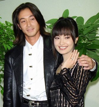 平子理沙　ビーチ満喫ショット　白キャミのさわやかコーデに「とても50代には見えない」の声