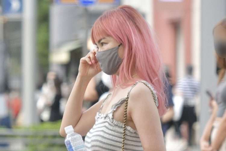 平子理沙　ビーチ満喫ショット　白キャミのさわやかコーデに「とても50代には見えない」の声