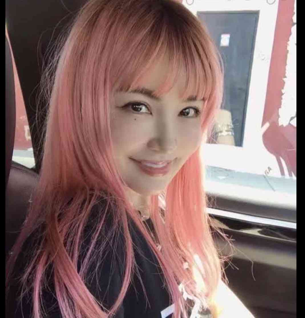 平子理沙　ビーチ満喫ショット　白キャミのさわやかコーデに「とても50代には見えない」の声