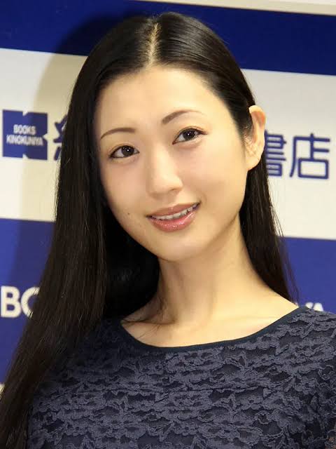 眉と目が離れてる人