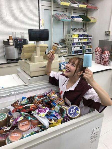 山本舞香　キッチンに腰掛けミニスカから美脚が「天使が舞い降りてきた」魅惑の絶対領域
