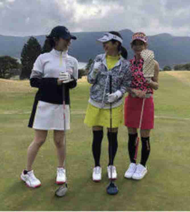 夏菜 細身&ミニスカのゴルフウェアから美脚 コースデビュー姿に反響「パーフェクト」「ウェア素敵」