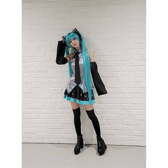 夏菜 細身&ミニスカのゴルフウェアから美脚 コースデビュー姿に反響「パーフェクト」「ウェア素敵」