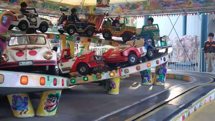 遊園地の懐かしいアトラクション