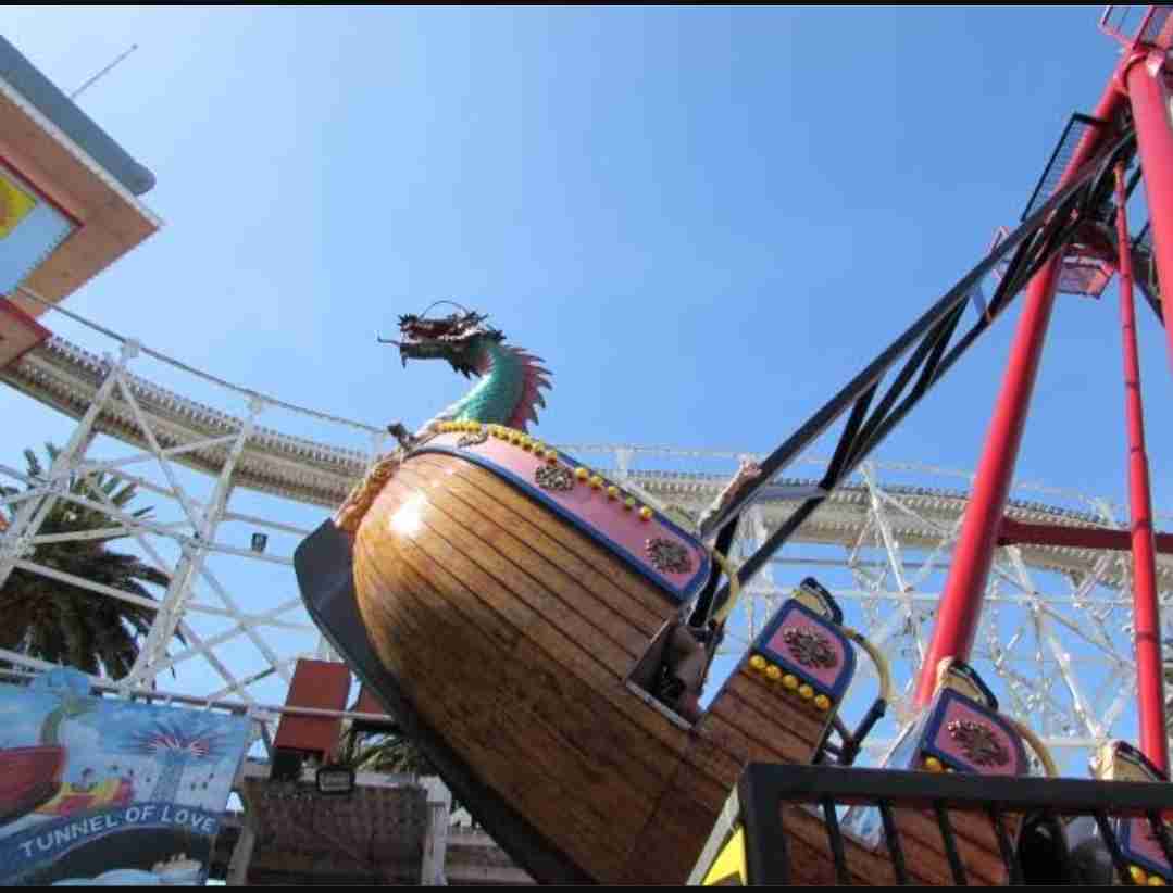 遊園地の懐かしいアトラクション