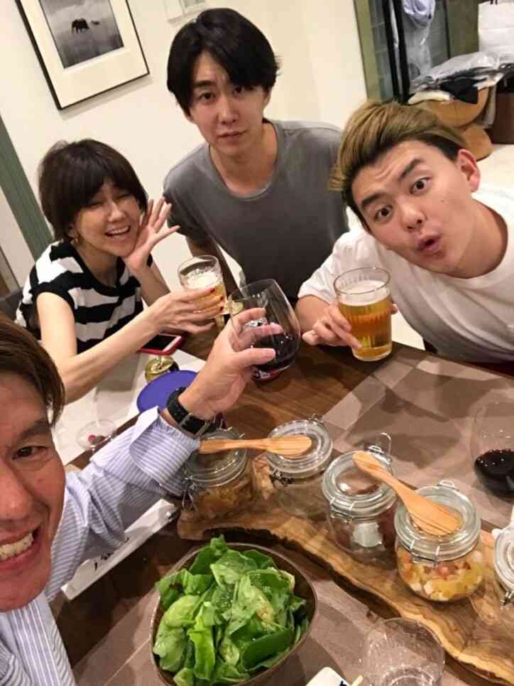 松本伊代、イケメン息子2人を顔出し!57歳誕生日を家族で祝う…夫・ヒロミとラブラブ撮も