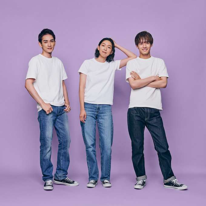 白Tシャツとジーンズの組み合わせ
