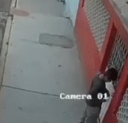 路上で強盗に襲われたカップル、恋人を置き去りにして逃げた男性に非難の声（メキシコ）