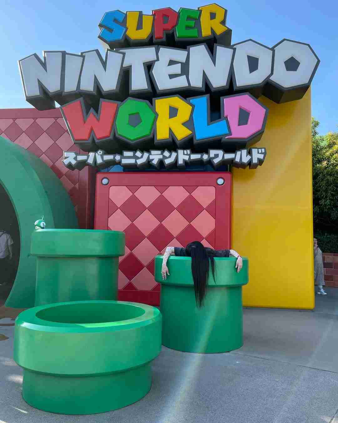 秋元梢のUSJショットが「イケイケすぎます　まぶしいです」「最高にカッチョ良い」と話題に