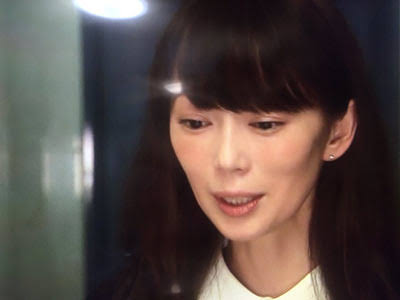 葉月里緒奈、氷のうで脳天を冷やして気合のゴルフ！　「暑くても綺麗だな」の声