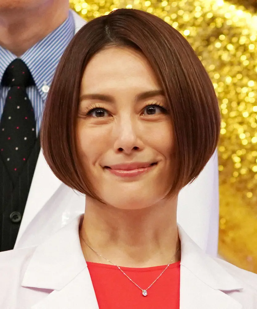米倉涼子　顔面アップの芸術的ショットにファンため息「パールより綺麗」「朝からステキ」