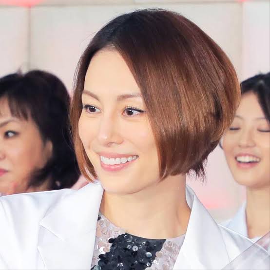 米倉涼子　顔面アップの芸術的ショットにファンため息「パールより綺麗」「朝からステキ」