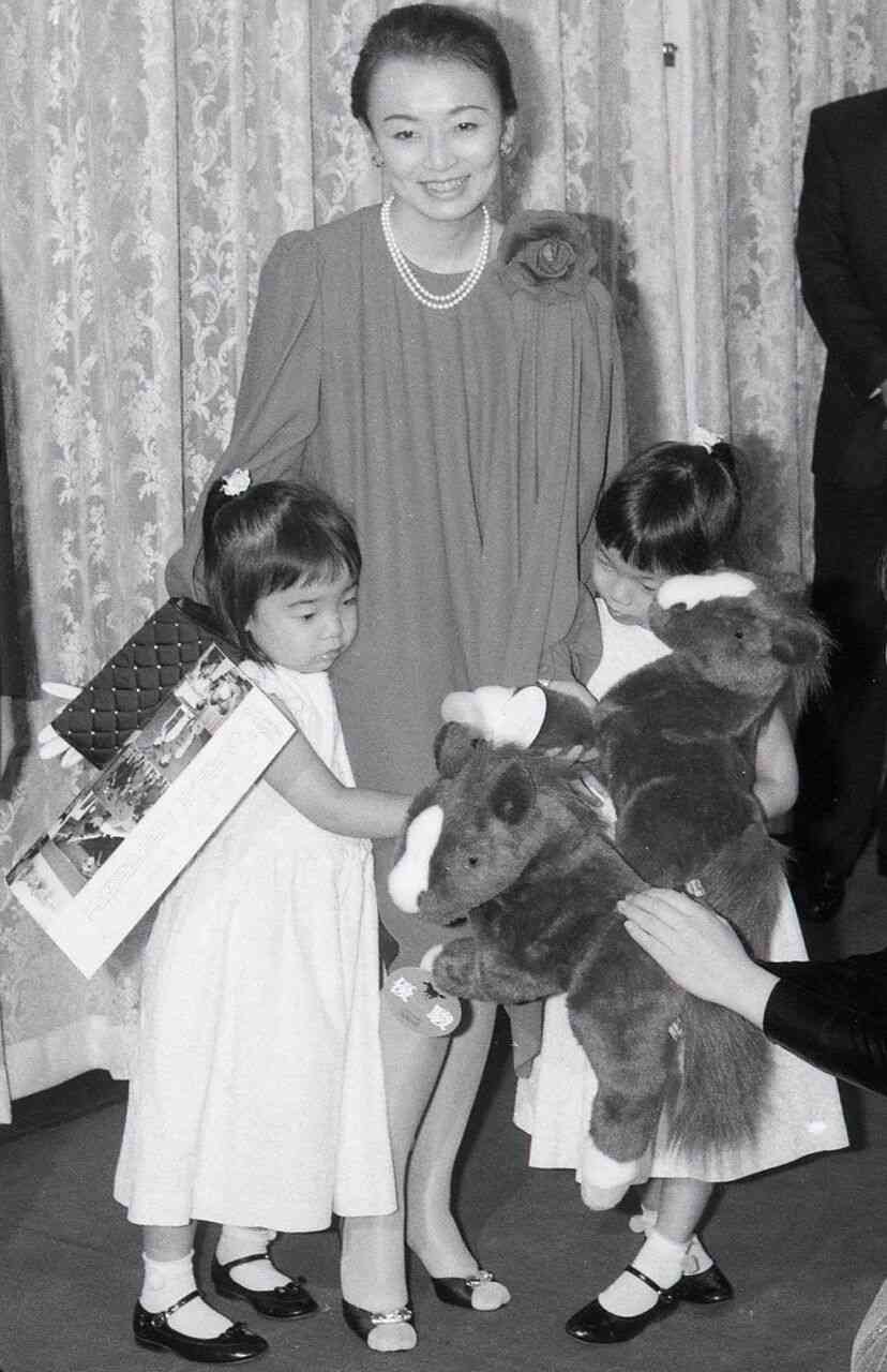 横目する人、すること