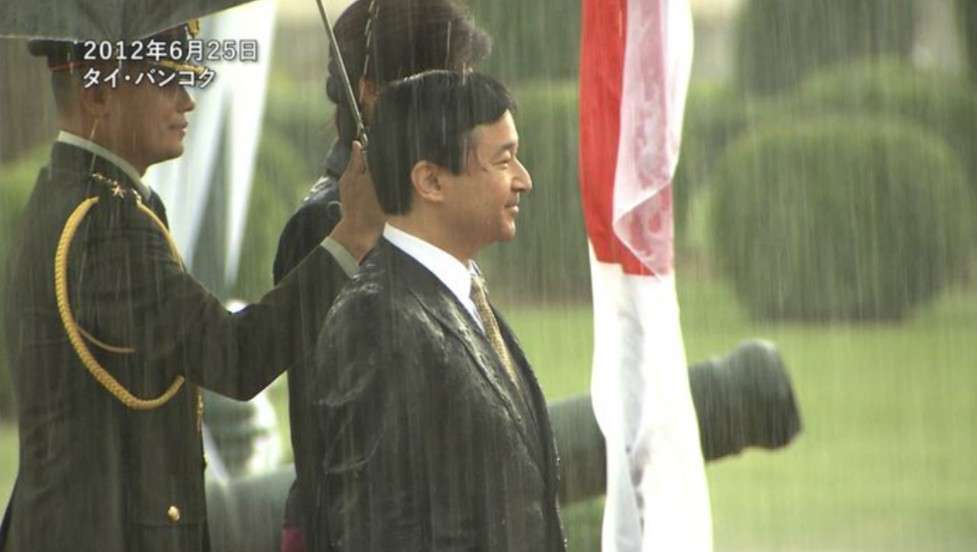 横目する人、すること