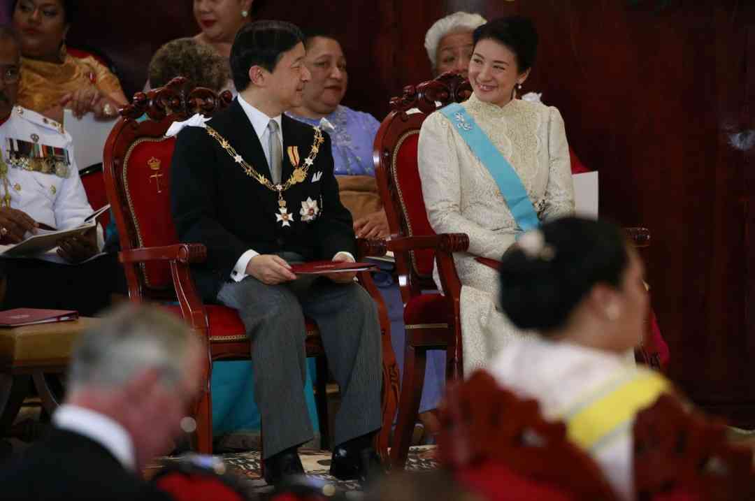 横目する人、すること