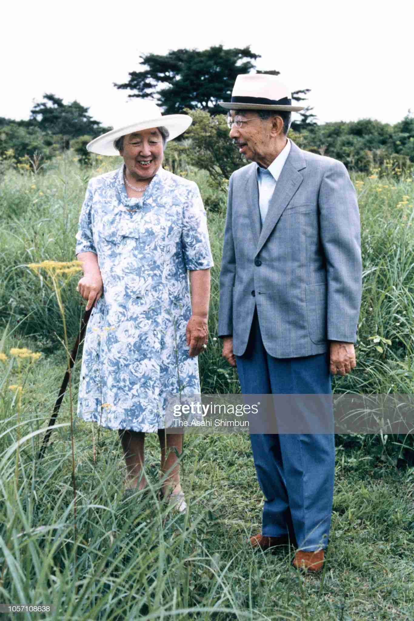 横目する人、すること