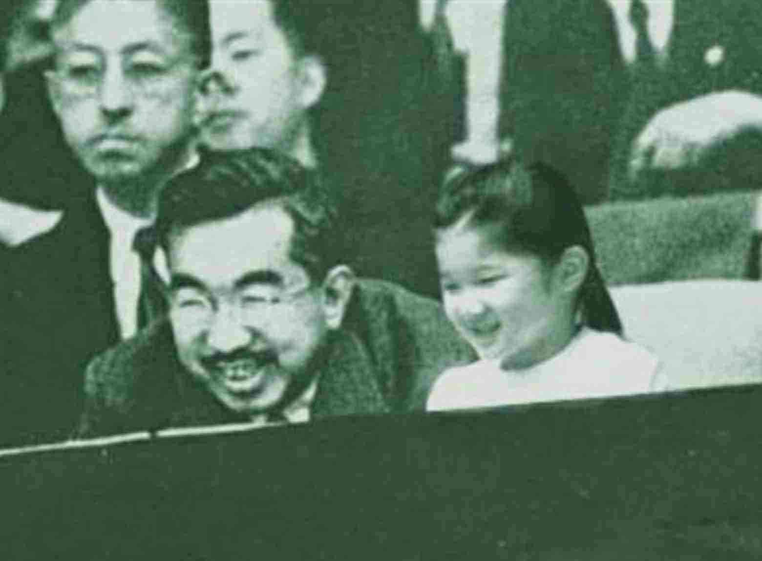 横目する人、すること