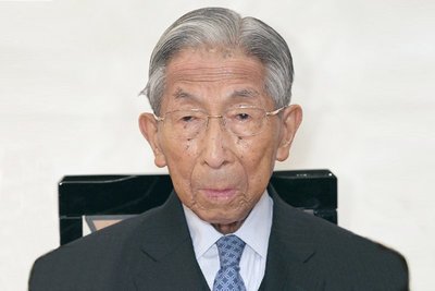 横目する人、すること