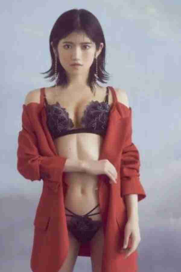 谷間に注目集まる、セクシーなランジェリー姿披露！ AKB48柏木由紀、村山彩希、下尾みうが『RAVIJOUR』新公式アンバサダーに就任