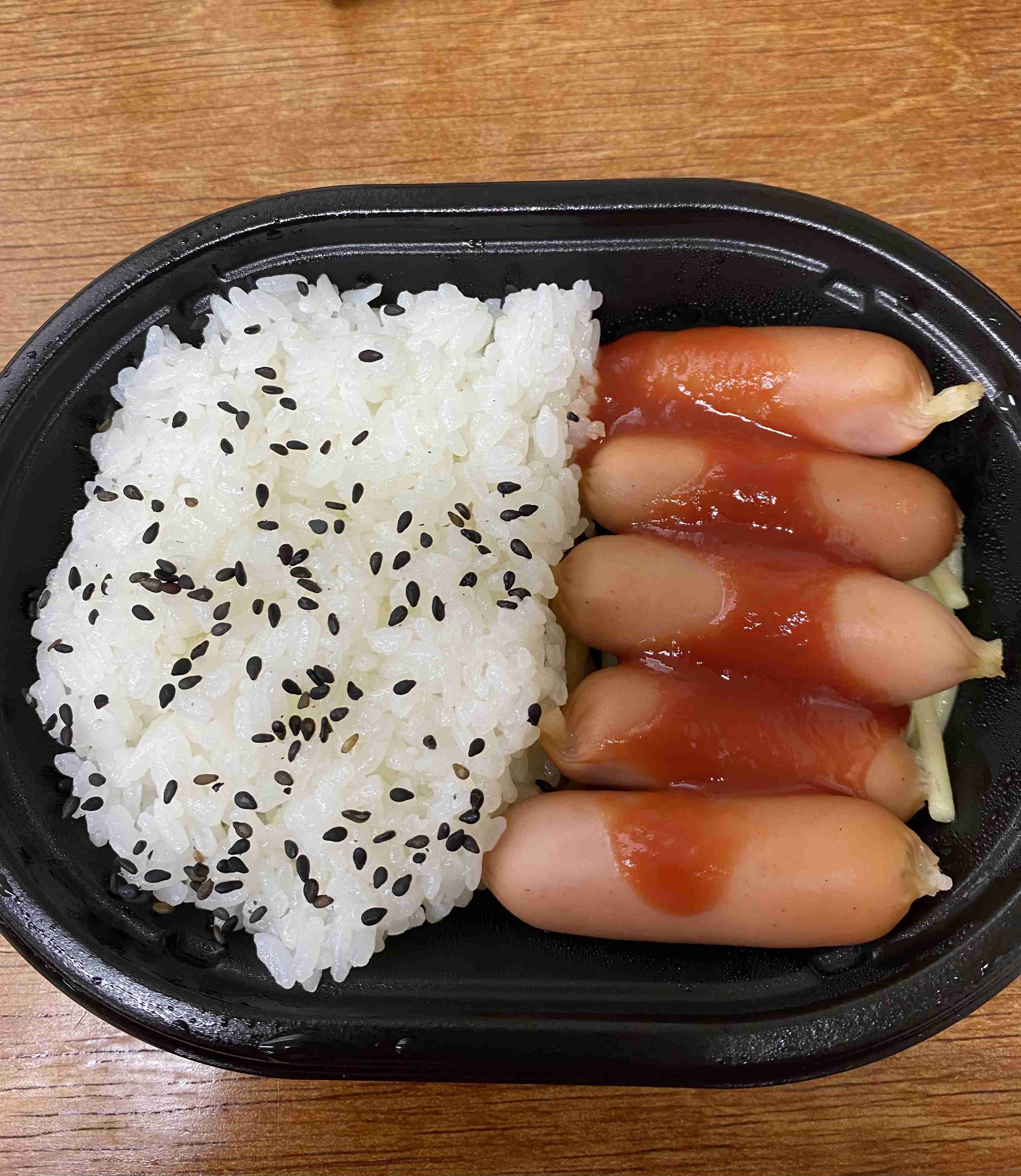 「だけ弁当」第1弾「ウインナー弁当」発売1周年を記念して「ウインナーおにぎり」数量限定発売　ローソンストア100