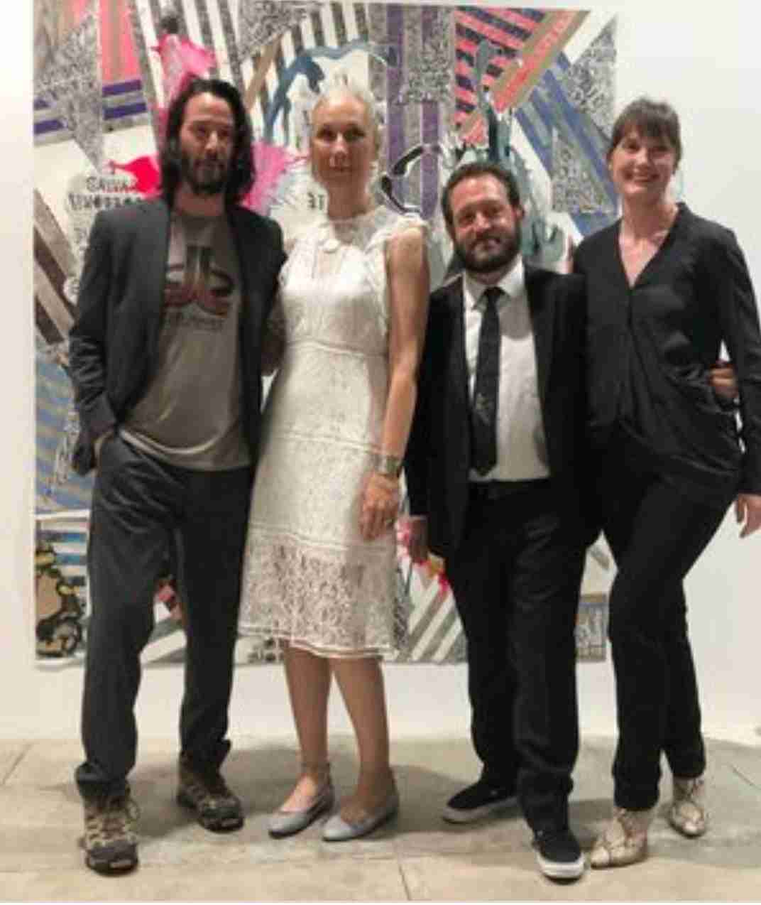 キアヌ・リーブス、3年ぶりに恋人と手を繋いでレッドカーペットに登場