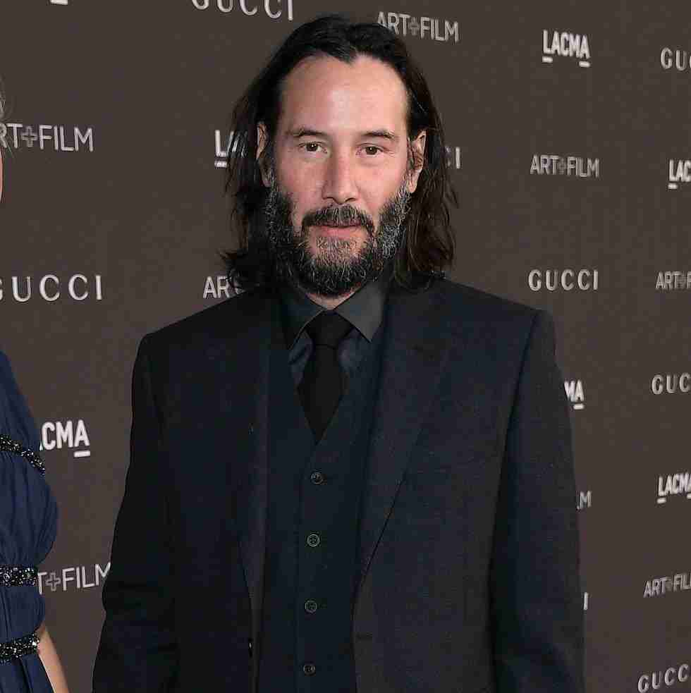 キアヌ・リーブス、3年ぶりに恋人と手を繋いでレッドカーペットに登場