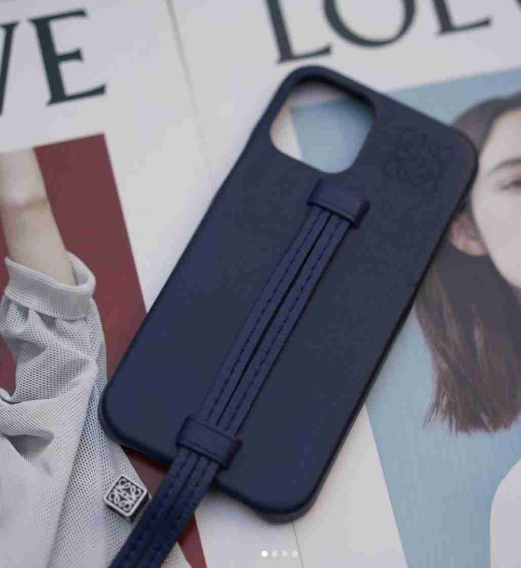「スマホショルダー」人気爆発 各世代で流行の理由…“手ぶら女子”に「すごい需要」