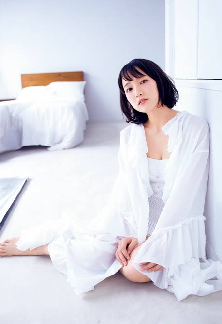 吉岡里帆、黒ワンピのクールビューティーショットで抜群のスタイル披露「めっちゃ素敵です」