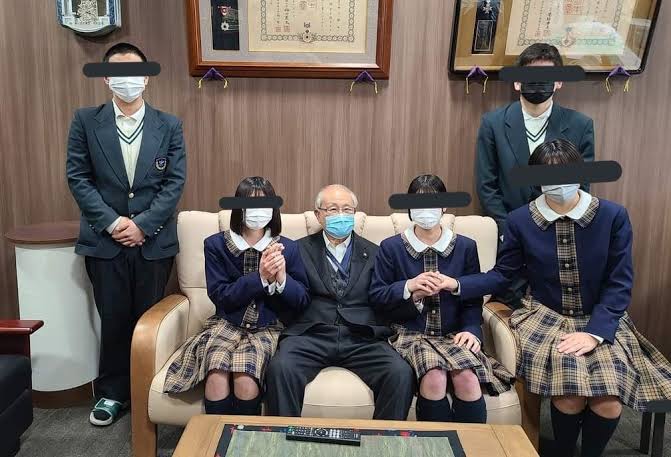 教諭「女性として触ってみたかった」…校内外で女子生徒の顔や体を触る・抱きつく 