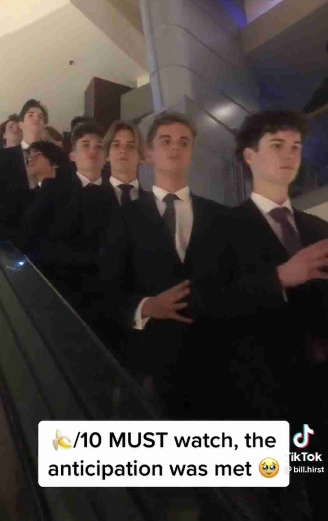 なぜ？『ミニオンズ』最新作をスーツ姿で観る若者急増、米公式も反応