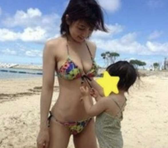 熊田曜子　娘たちとのおそろいコーデ披露　キュートなミニワンピ姿に「女神一族」「こんなママ神」