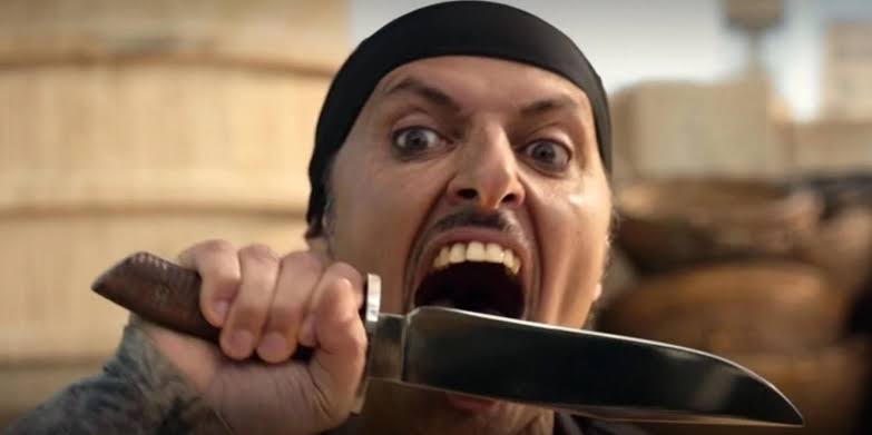 電車内で男がドア蹴り、はさみをなめた後にライターで紙に火付ける…乗客が非常ボタン